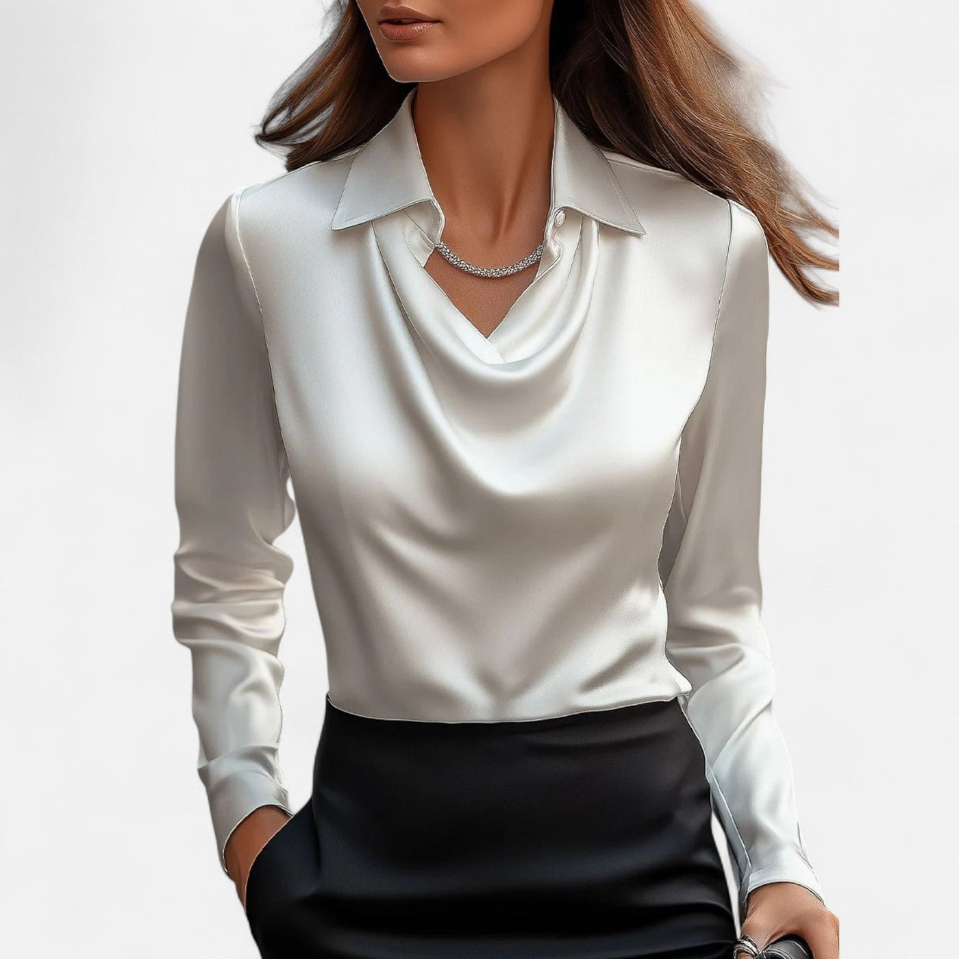 Dames satijnen blouse met drapé halslijn